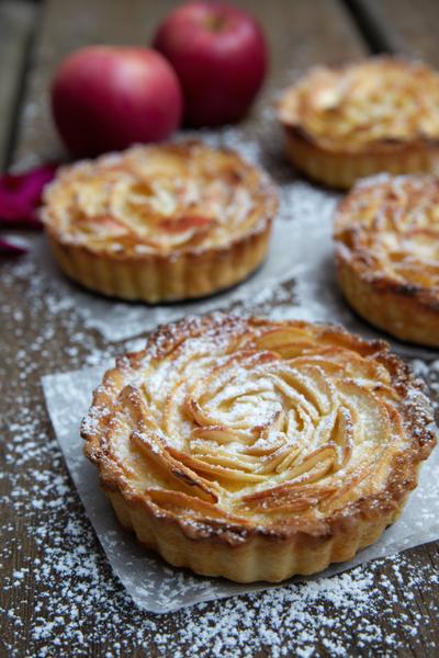 8. Appeltaart recept met dunne appelschijfjes in rozetpatroon