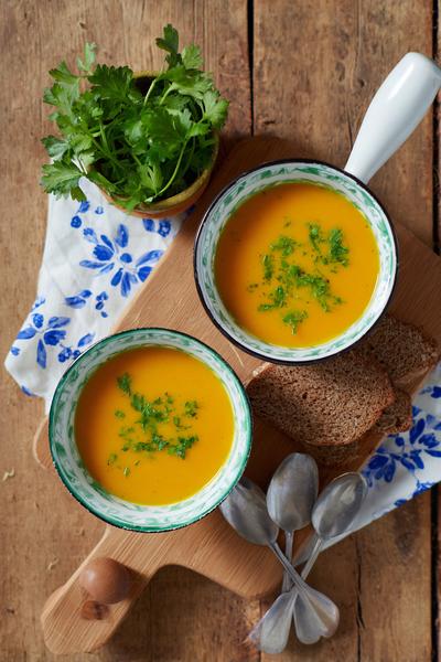 10. Authentiek erwtensoep recept met stamper voor rustieke textuur