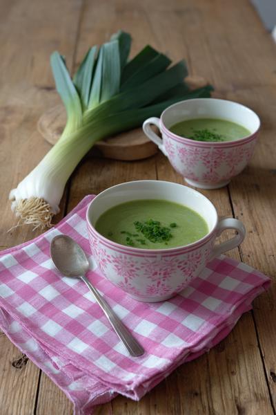 12. Authentiek erwtensoep recept met prei-ringen voor frisse groene top