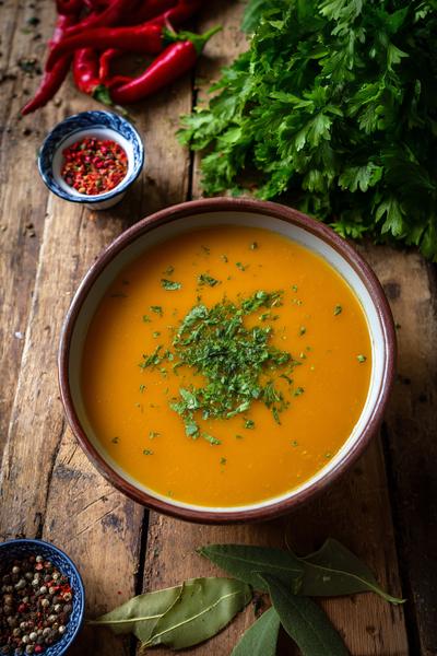 8. Authentiek erwtensoep recept met laurier en peper, zonder kruiden-overkill