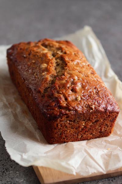 14. Bananenbrood recept met dadels en tahin voor karamelachtige rijkdom