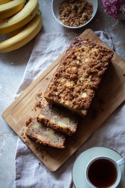 17. Bananenbrood recept met appelstukjes en havercrumble topping