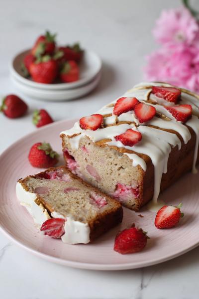 18. Bananenbrood recept met aardbeien en witte chocolade voor zachte zoetheid