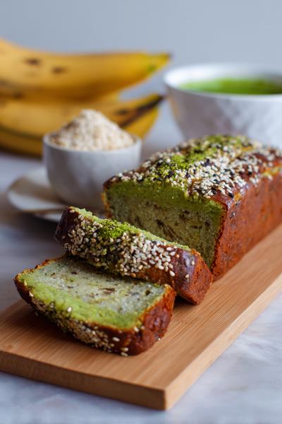19. Bananenbrood recept met matcha en sesam voor groen contrast