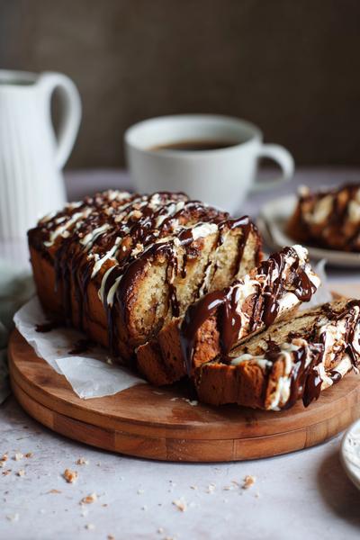 2. Bananenbrood recept met pure chocolade en glanzende drizzle