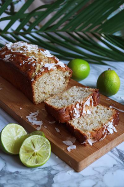 6. Bananenbrood recept met kokos en limoen in tropische stijl