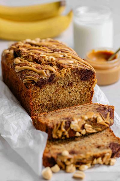 9. Bananenbrood recept met pindakaas-swirls en geroosterde pinda’s