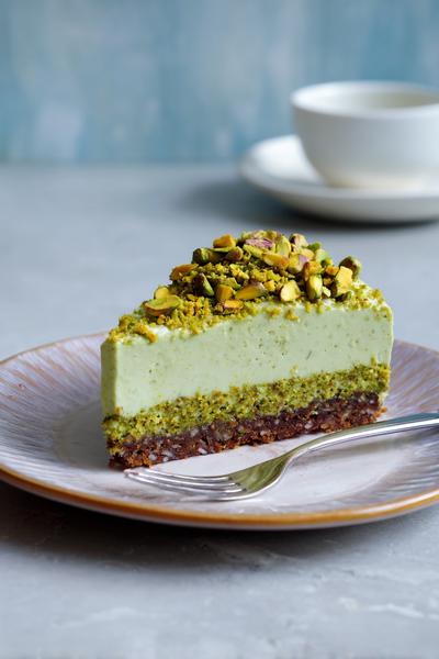 12. Cake recept pistachecake met groene kruim en notentopping