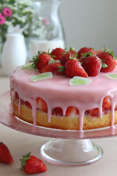 19. Cake recept aardbeien cake met roze glazuur en verse plakjes