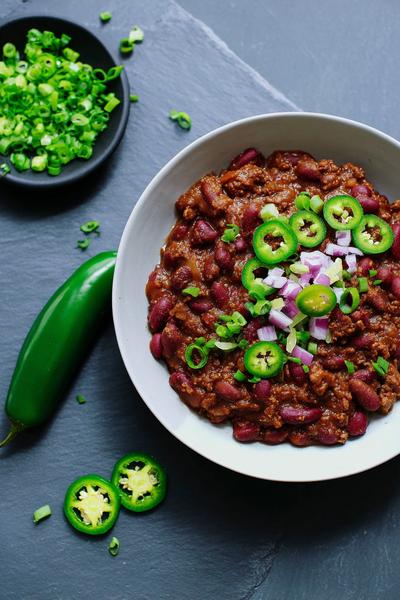 12. Chili con carne recept met verse jalapeño en knapperige groene ringetjes