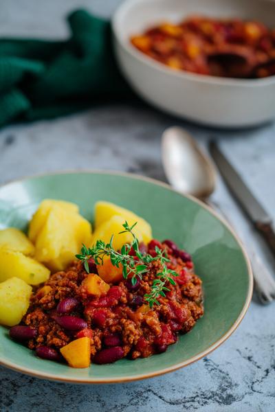16. Chili con carne recept met zoete aardappel en oranje blokjes