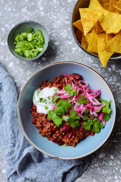 23. Chili con carne recept met ingelegde rode ui en paarsroze crunch