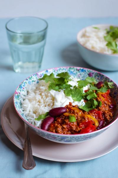 25. Chili con carne recept met zure room en witte swirl tegen pittigheid