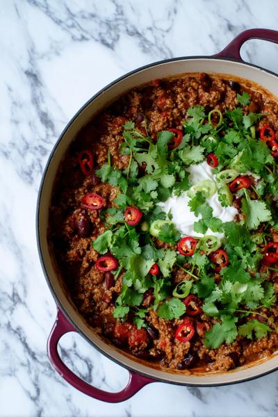 27. Chili con carne recept uit de oven in gietijzer met gekaramelliseerde rand
