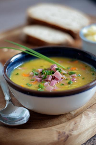 11. Erwtensoep recept met gerookte ham en kruidnageltoets