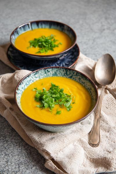 12. Erwtensoep recept met suddergroenten en grove snijplankstukken