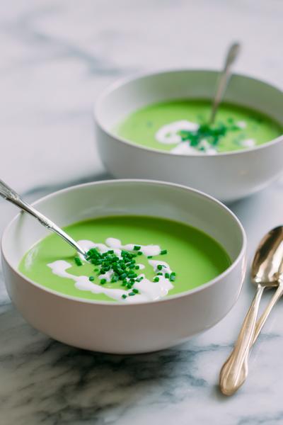 13. Romige erwtensoep recept met crème fraîche en bieslook