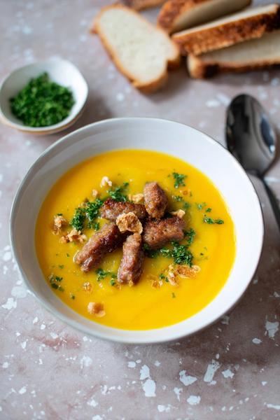 15. Erwtensoep recept met rookworst in plakjes en krokante korstjes