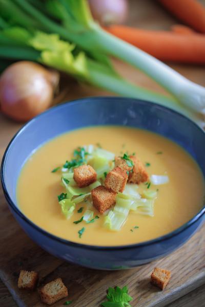 19. Erwtensoep recept met knolselderijblokjes en selderijblad