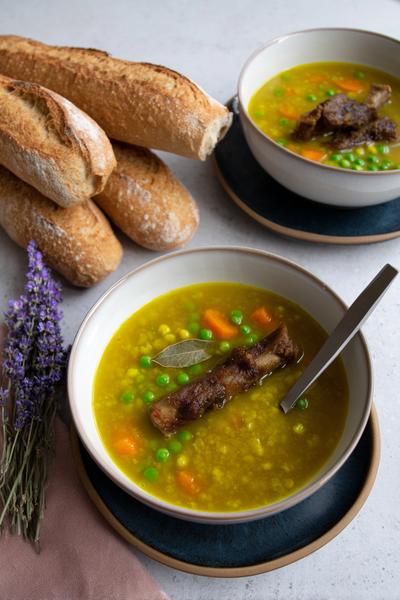2. Rijke erwtensoep recept met varkensschenkel en laurier