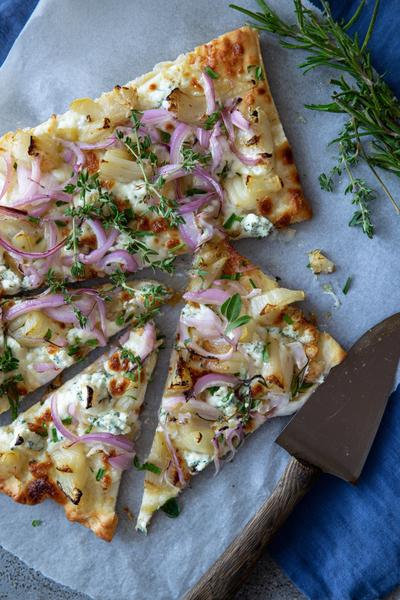 10. Flammkuchen met blauwe kaas, peer en tijm