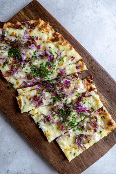 13. Flammkuchen met gekaramelliseerde ui en oude kaas