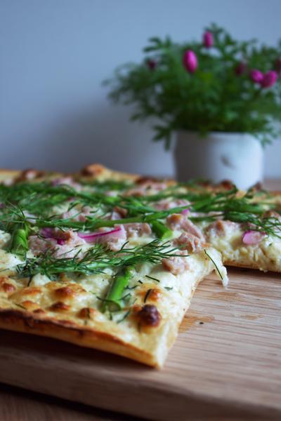 14. Flammkuchen met rookham, aspergepunten en bieslook