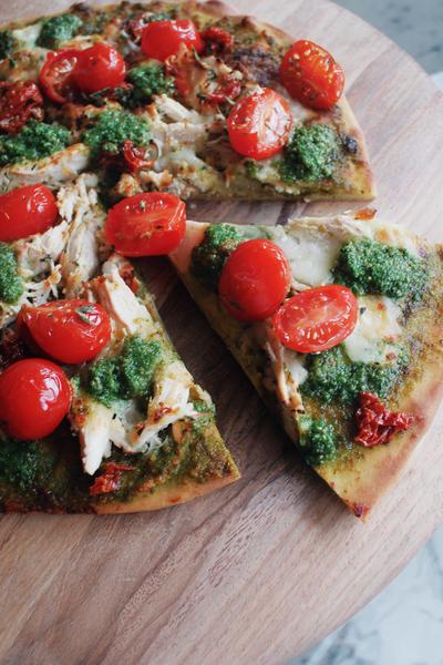 15. Flammkuchen met kip, pesto en zongedroogde tomaat