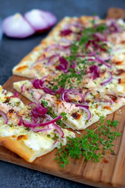 16. Flammkuchen met tonijn, rode ui en kappertjes