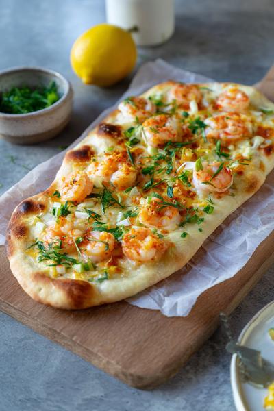 17. Flammkuchen met garnalen, knoflook en citroen
