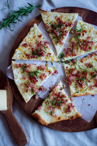 18. Flammkuchen met pancetta, rozemarijn en honing