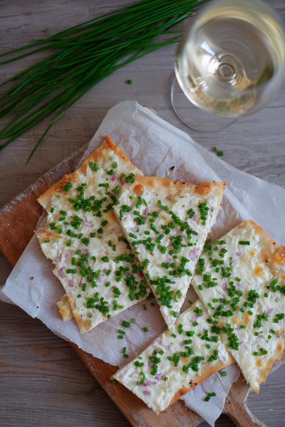 2. Romige flammkuchen met crème fraîche en bieslook