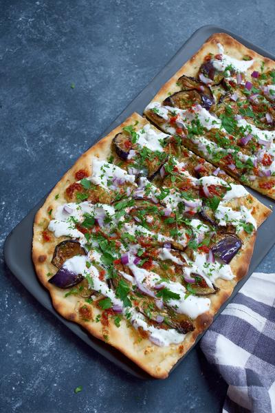 20. Flammkuchen met aubergine, harissa en yoghurt-room