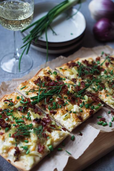 21. Flammkuchen met prei, mosterd en gerookte kaas