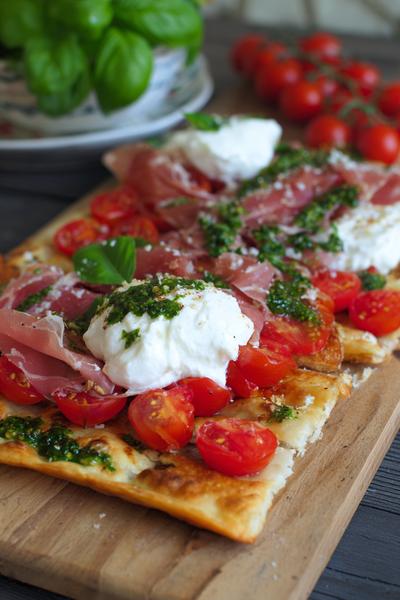 22. Flammkuchen met burrata, kerstomaat en basilicum