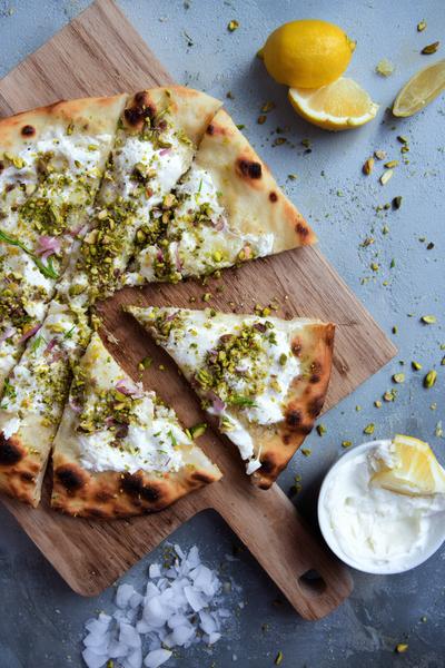 23. Flammkuchen met ricotta, citroen en pistachekruim