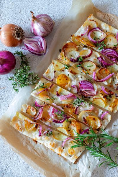 24. Flammkuchen met aardappelplakjes, ui en rozemarijn