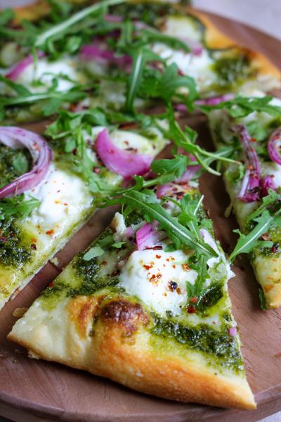 25. Flammkuchen met groene pesto, mozzarella en rucola