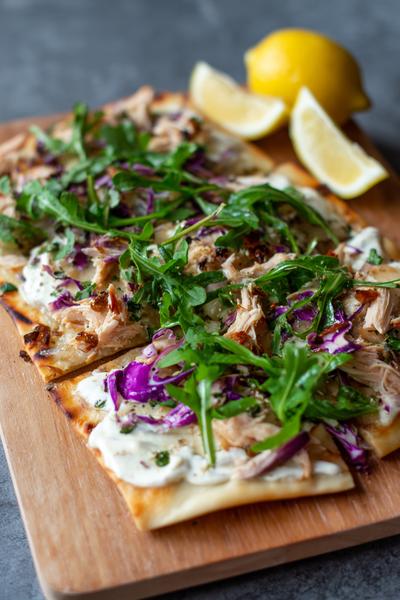 26. Flammkuchen met pulled chicken, rode kool en limoen