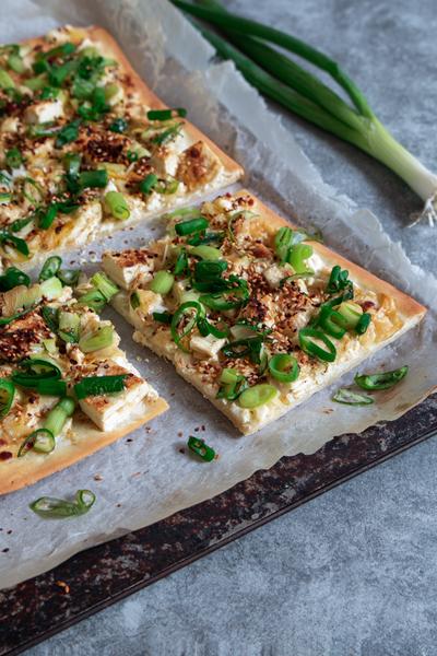 28. Flammkuchen met tofu, sesam en lente-ui
