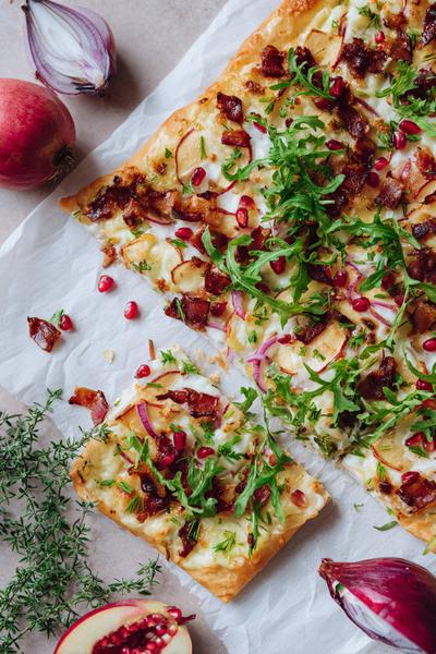 3. Krokante flammkuchen met rode ui en appelplakjes