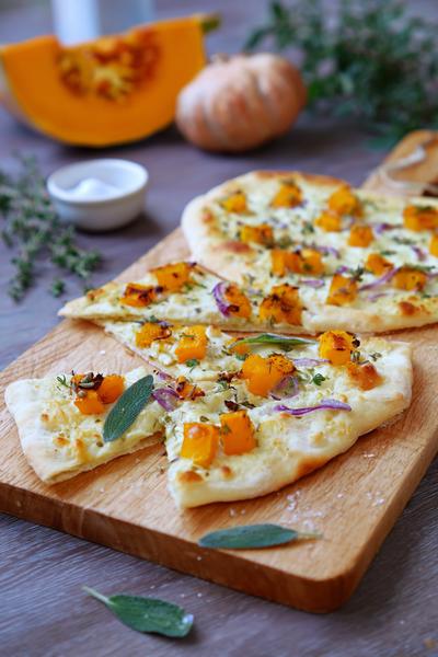 4. Herfstige flammkuchen met pompoenblokjes en salie