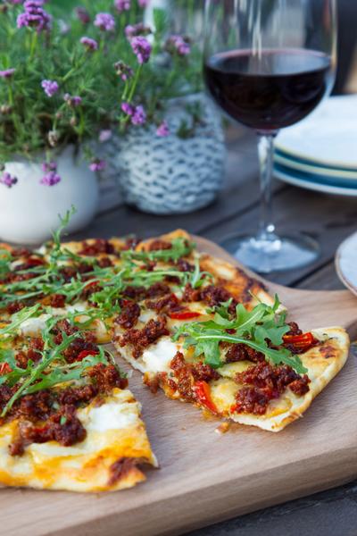 6. Pittige flammkuchen met chorizo en geroosterde paprika