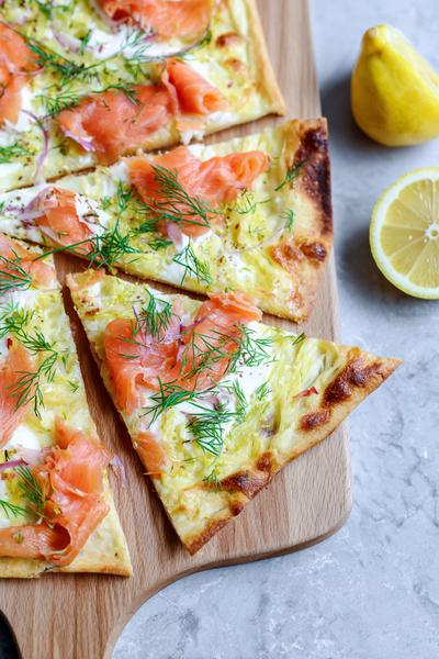 7. Luxe flammkuchen met zalm, dille en citroenrasp