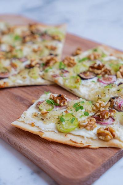 8. Flammkuchen met geitenkaas, vijgen en walnoten