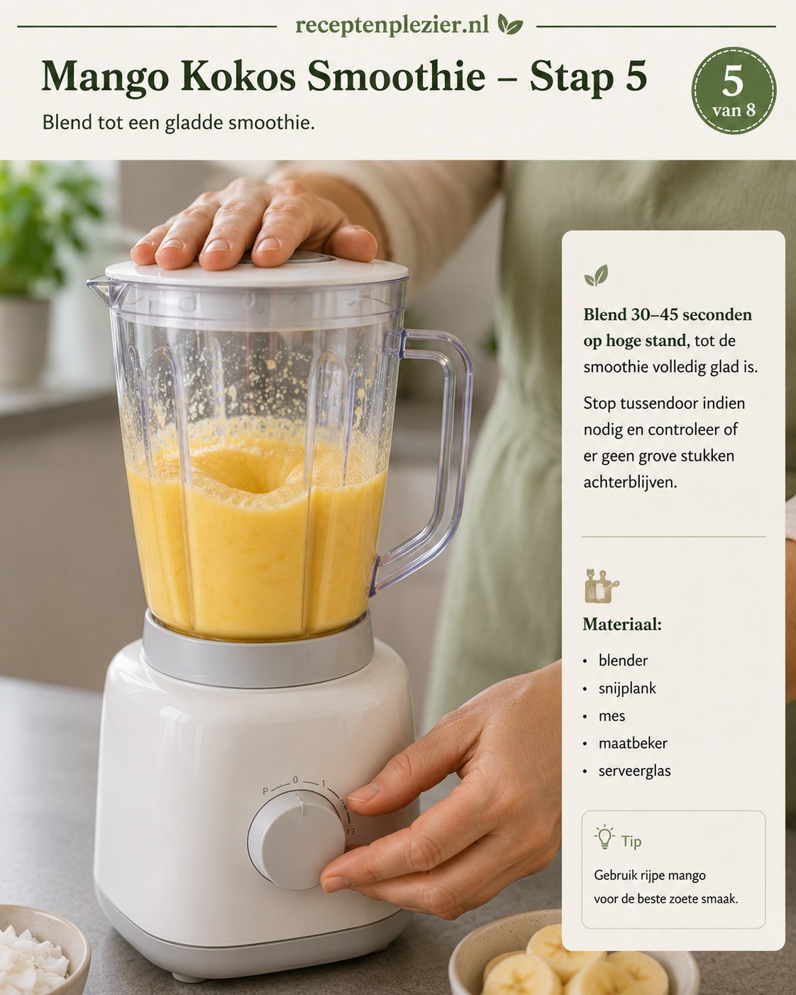 Blender op hoge stand tijdens het mixen van gezonde mango kokos ontbijtsmoothie