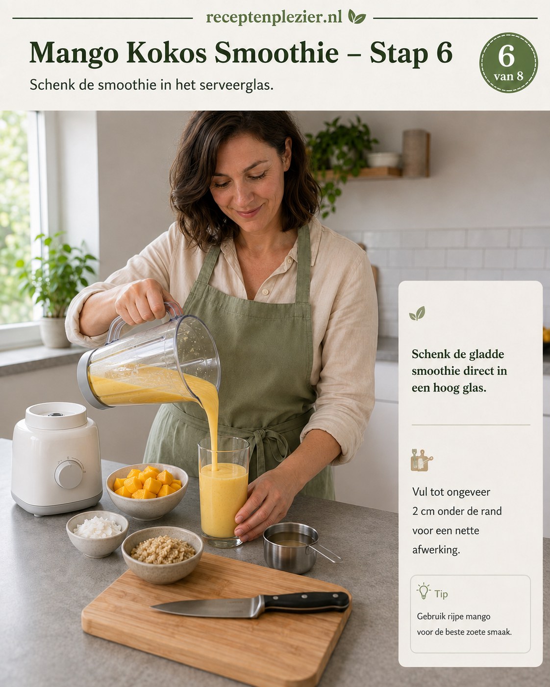 Gladde mango kokos smoothie wordt uitgeschonken in hoog glas voor meal prep