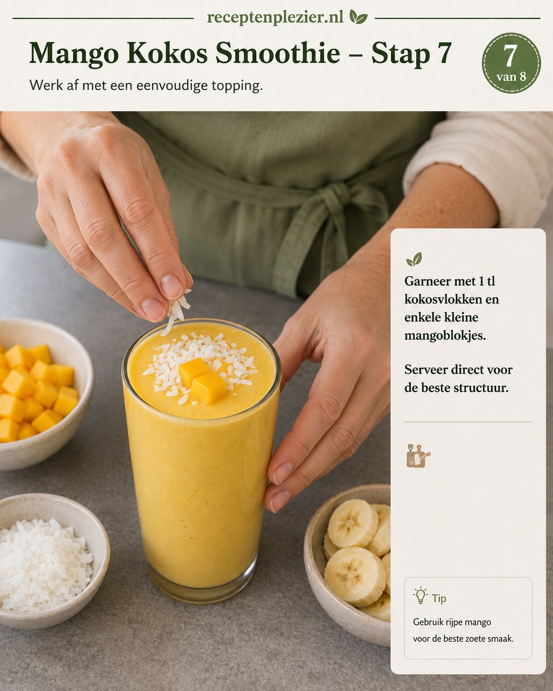 Mango kokos smoothie afgewerkt met kokosvlokken als topping voor gezond ontbijt