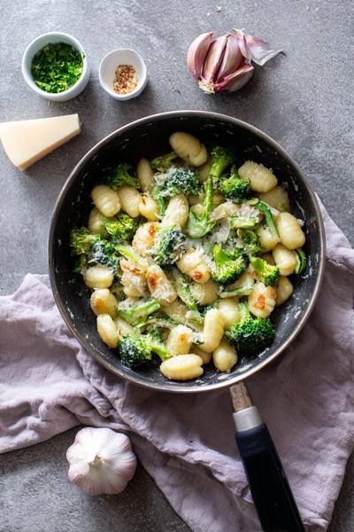 20. Gnocchi recept met broccoli, ansjovis en knoflookkruim