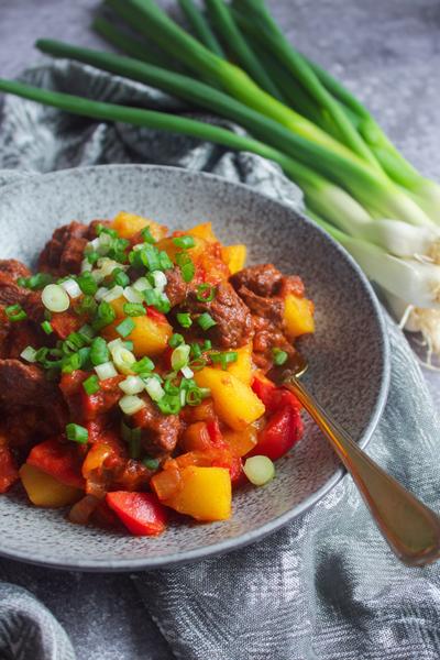 1. Klassiek goulash recept met zoete paprika en ui